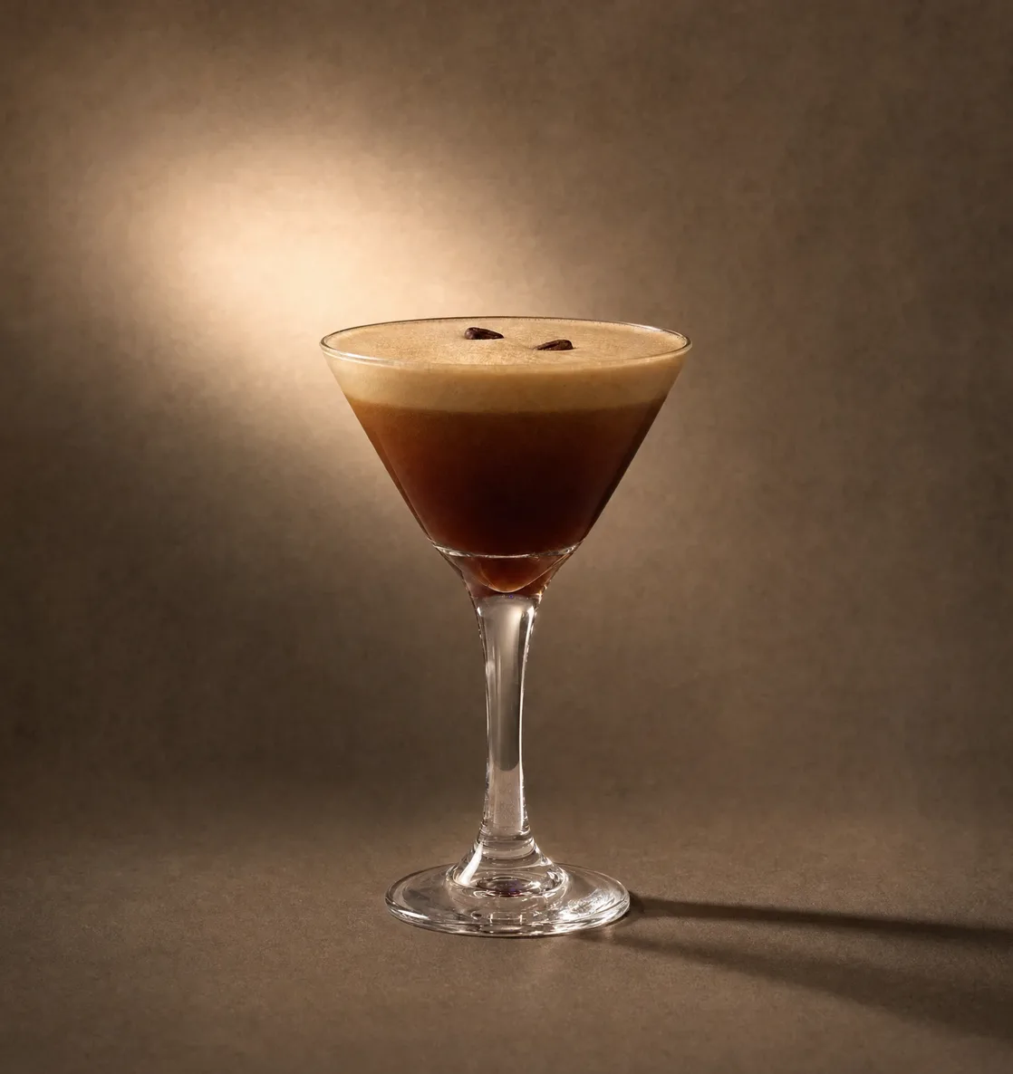 Espresso martini con granos de café sobre fondo beige